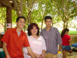 Lizzie_and_kids.jpg (199553 bytes)